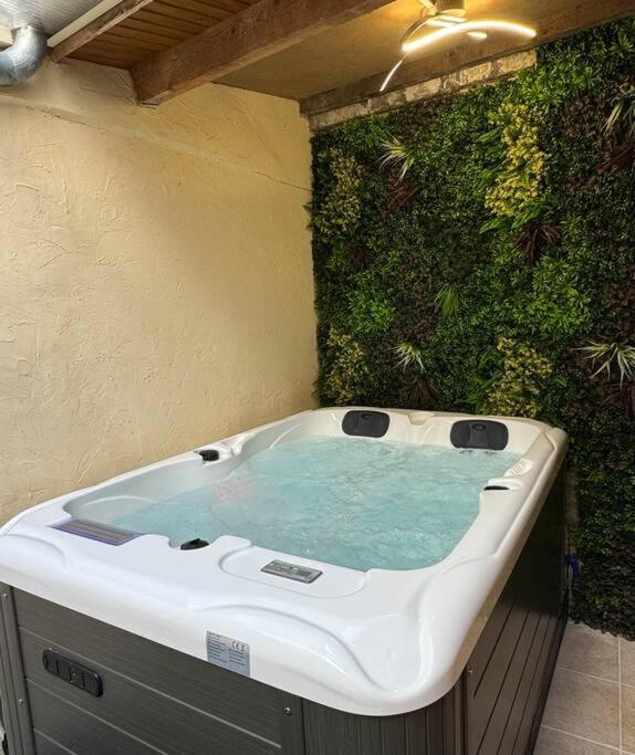 Luxury Room - Havre De Paix Avec Jacuzzi Prive Bar-le-Duc Bagian luar foto